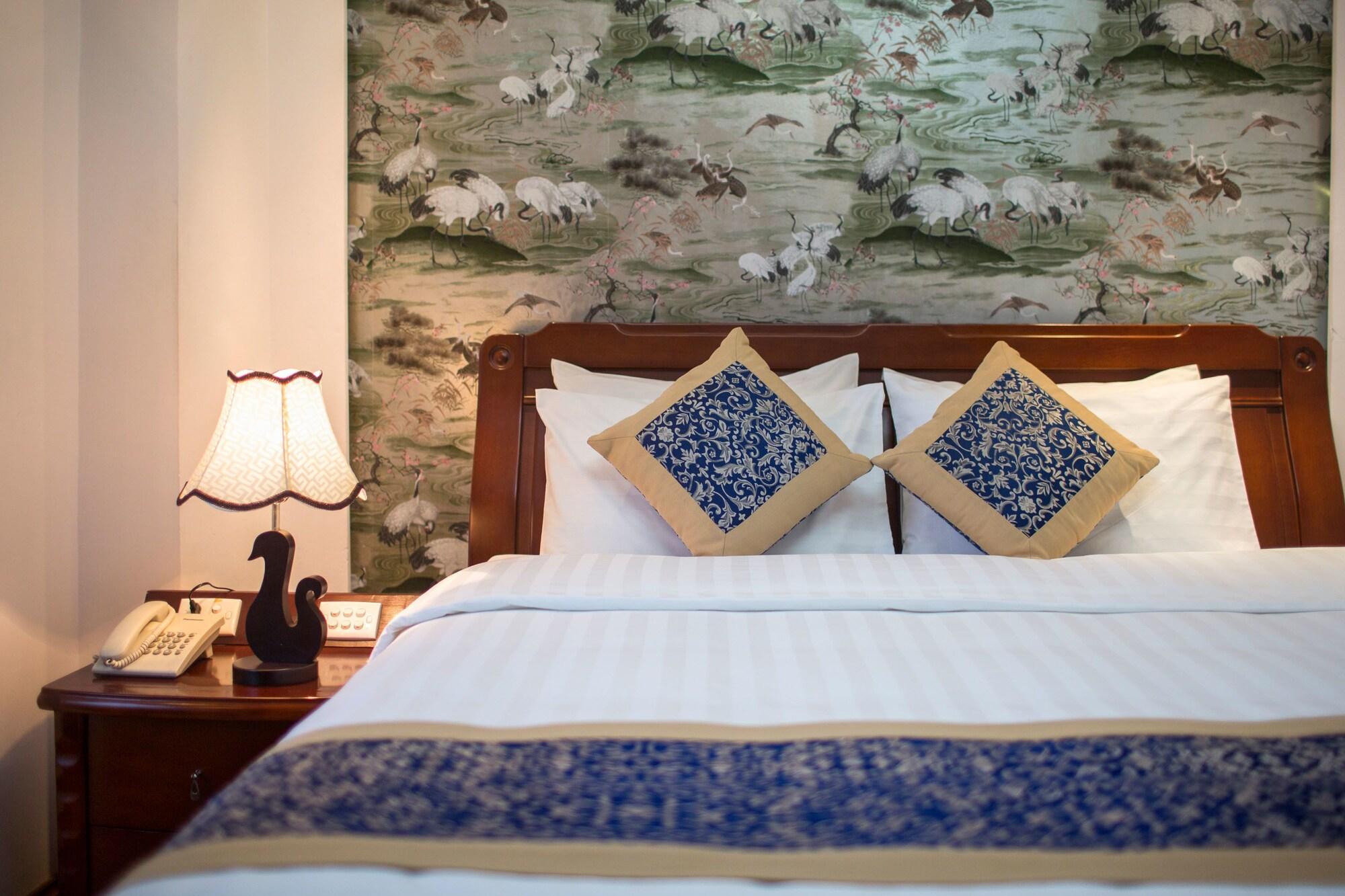 Отель Lakeside Palace 3*