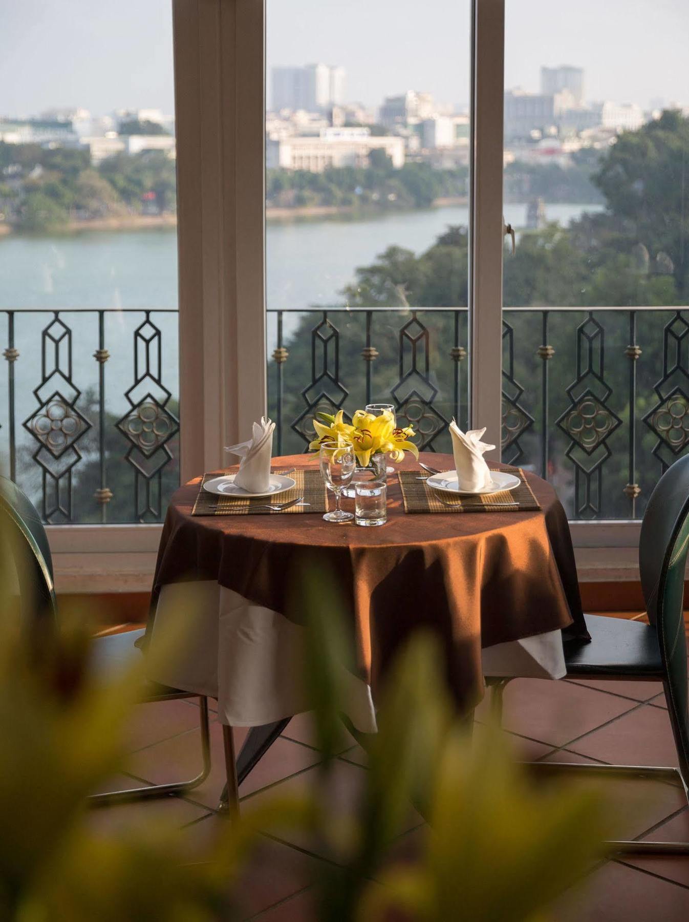 Отель Lakeside Palace 3*